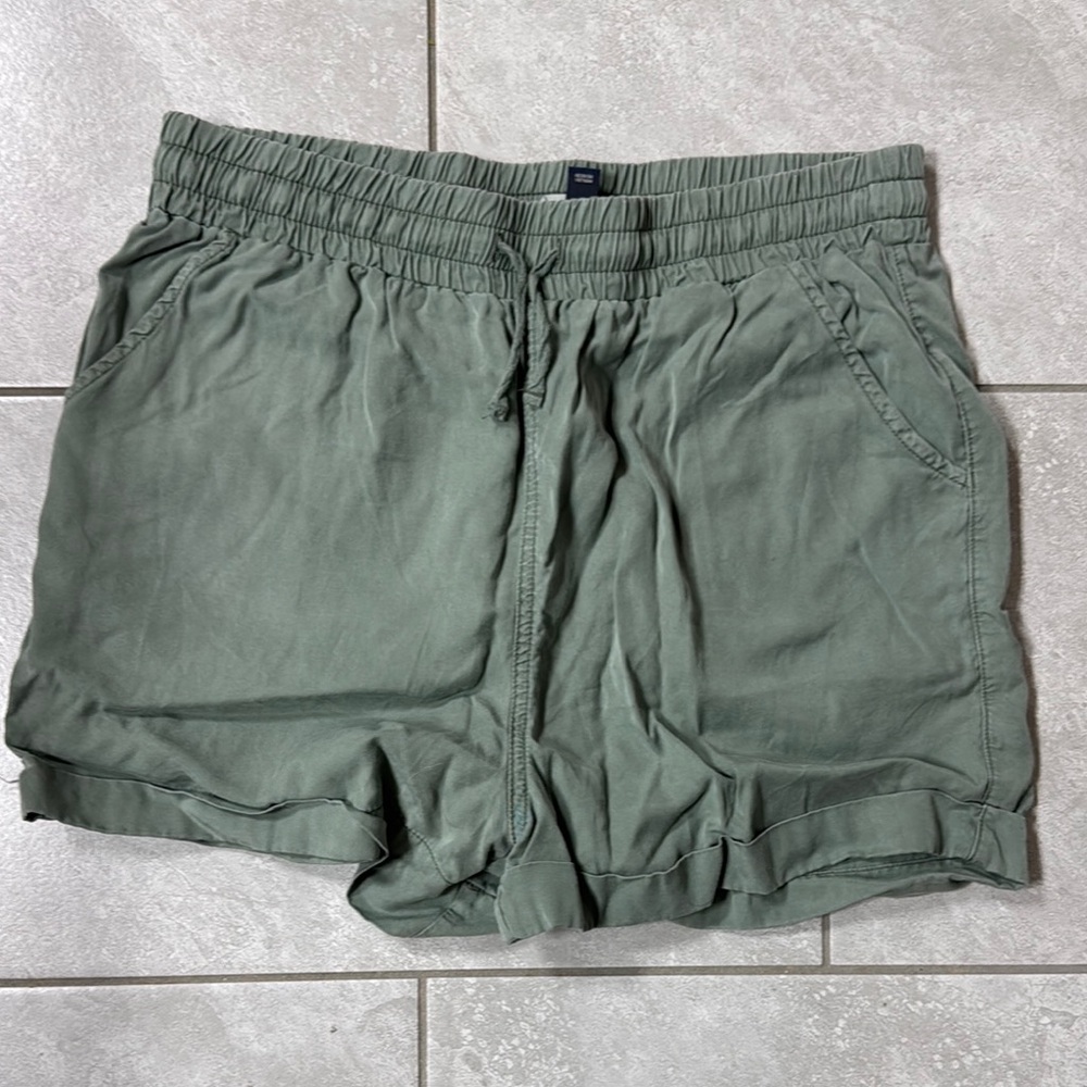 Universal Thread Women's Green Casual Shorts size Medium
